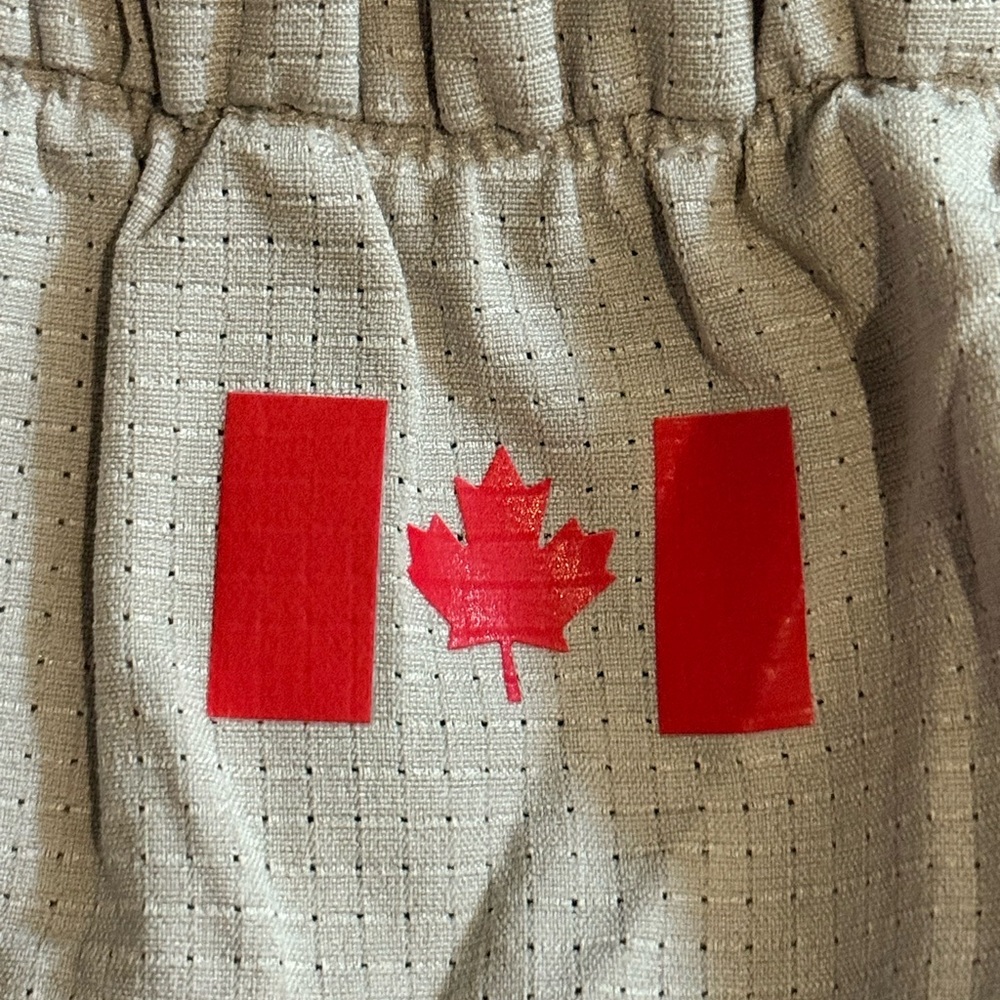 Team Canada lululemon Women's Beige WovenAir High-Rise shorts. 6 inch - Picture 6 of 6